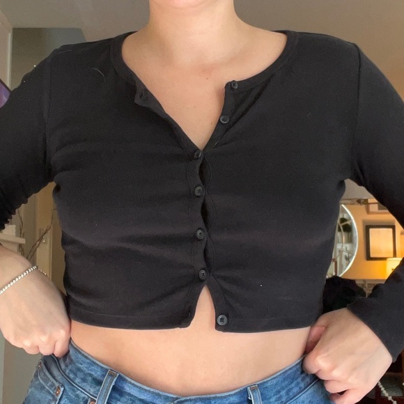 Aritzia Sunday Best cropped black sweater - Picture 1 of 3